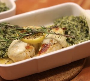 Mozzarella Hähnchen auf Spinat mit Feta.