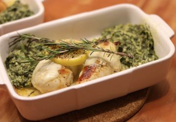 Mozzarella Hähnchen auf Spinat mit Feta.